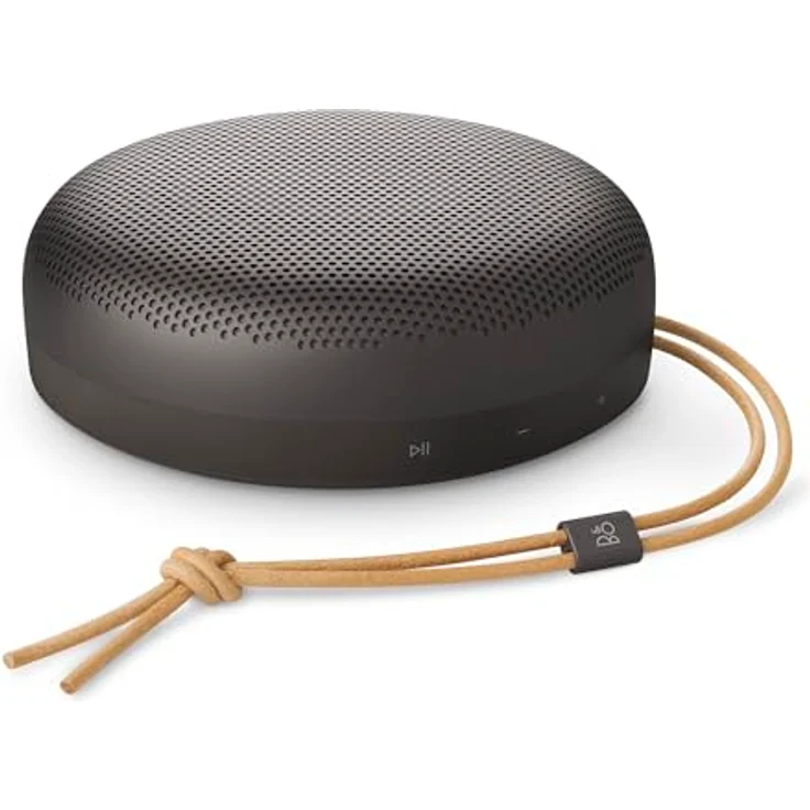 Bang & Olufsen Beosound A1 (3rd Gen), tragbarer Bluetooth Lautsprecher, wasserdicht IP67, 24 Stunden Akkulaufzeit, 3 Mikrofone, Warm Granite – Bild 1