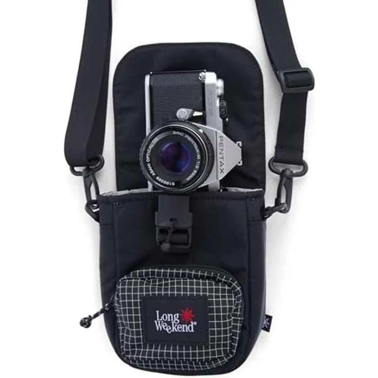 Long Weekend Crossbody Camera Pouch, Wasserfeste Kameratasche mit Schnallenverschluss, zwei Seitentaschen, abnehmbares Trageband, Schwarz – Bild 4