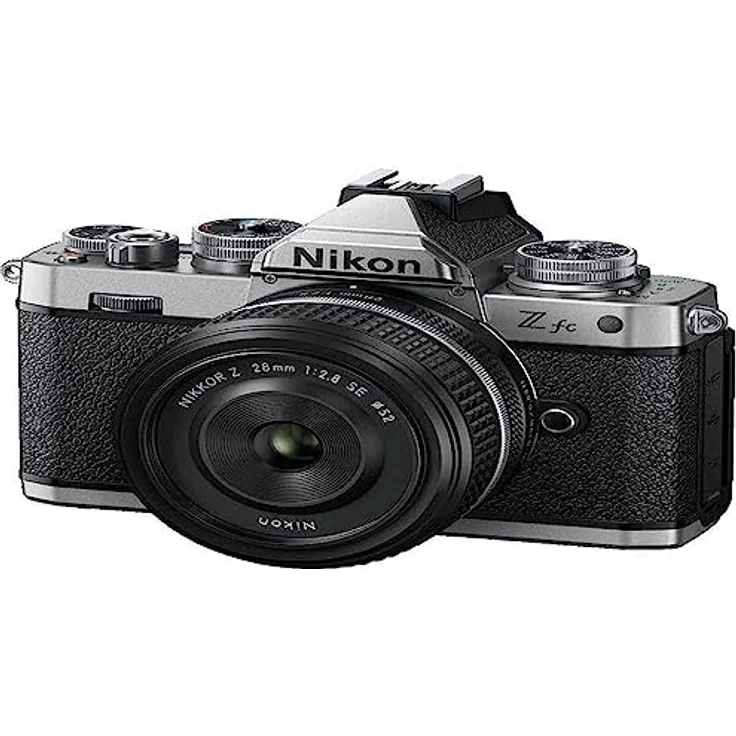 Nikon Z fc KIT Z 28 1:2.8 SPEZ. Edition (20.9 MP, OLED-Sucher mit 2.36 Millionen Bildpunkten, 11 Bilder pro Sekunde, Hybrid AF mit Fokus-Assistent, ISO 100-51.200, 4K UHD-Video) Silber/Schwarz – Bild 1