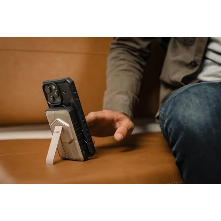 URBAN ARMOR GEAR Rugged Powerbank magnetisch (10.000 mAh, Integrierter Ständer, IPX6 wasserdicht) Schwarz / Titan – Bild 2