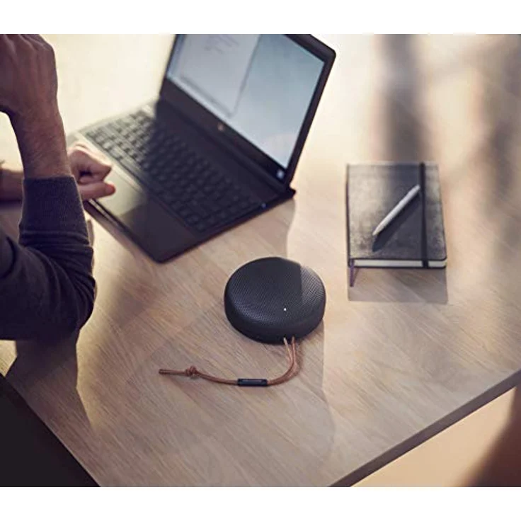 Bang & Olufsen Beosound A1 (2. Gen) – Kabelloser tragbarer IP67 wasserdichter Bluetooth-Lautsprecher mit 360° Sound + 3 Mikrofone, Alexa und USB-C Ladekabel, 18 Stunden Akkulaufzeit - Schwarz Anthra – Bild 4