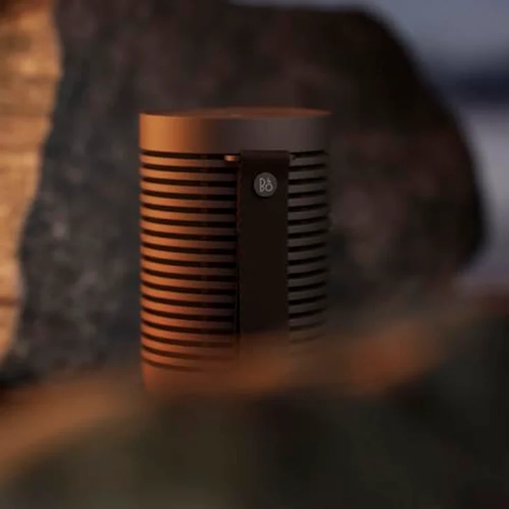Bang & Olufsen Beosound Explore – Kabelloser tragbarer Bluetooth Outdoor-Lautsprecher, IP67 wasserdicht, 27 Stunden Akkulaufzeit - Chestnut – Bild 5