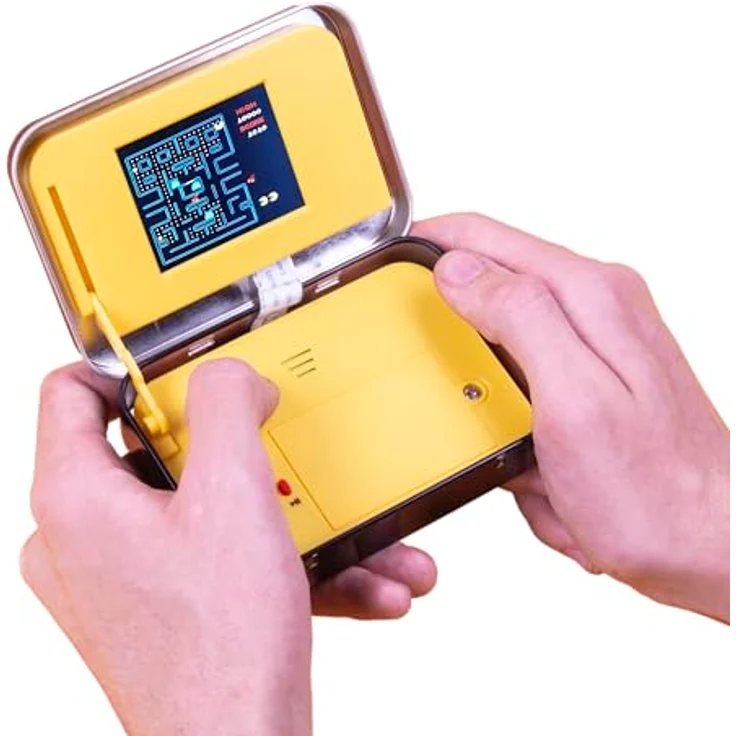 Fizz Creations PAC-MAN in a Tin, Tragbares 8-Bit Arcade-Spiel mit 2.4” Bildschirm und Original-Sounds – Bild 1