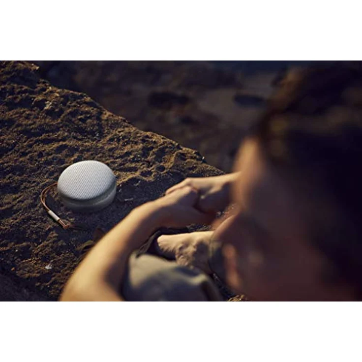 Bang & Olufsen Beosound A1 (2. Gen) – Kabelloser tragbarer IP67 wasserdichter Bluetooth-Lautsprecher mit 360° Sound + 3 Mikrofone, Alexa und USB-C Ladekabel, 18 Stunden Akkulaufzeit - Grey Mist – Bild 4