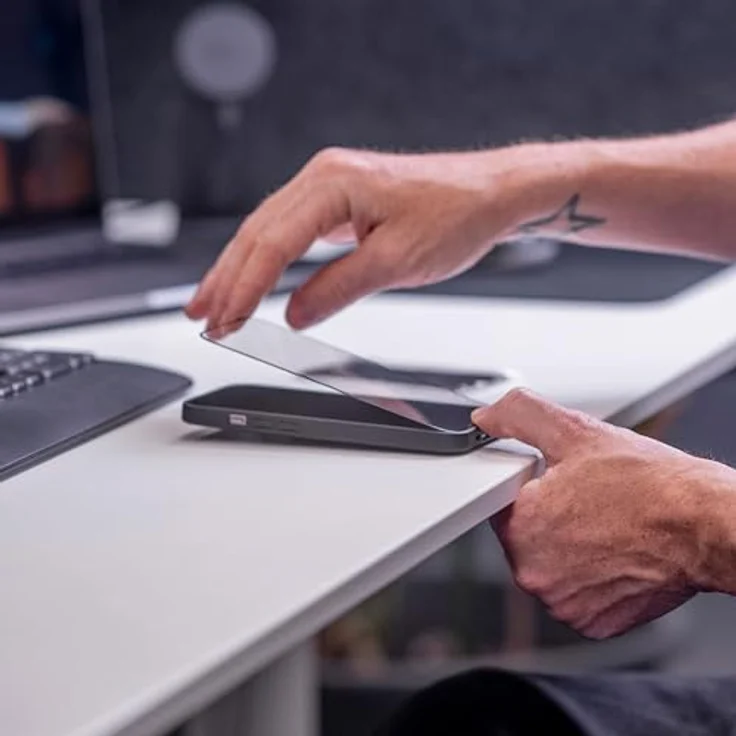 SP CONNECT Glass Screen Protector für iPhone 14/13, robust und kratzfest, inkl. Mikrofasertuch und Reinigungsset – Bild 4