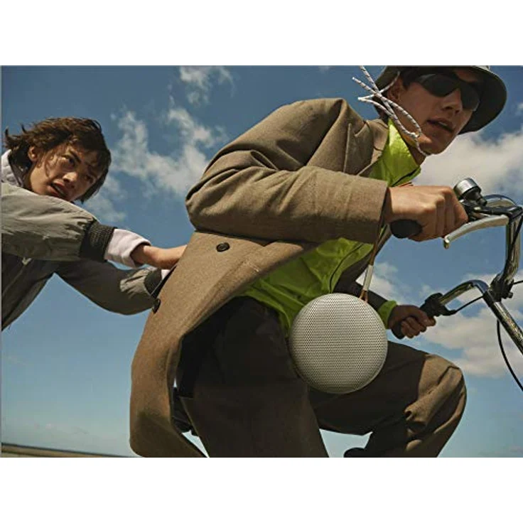 Bang & Olufsen Beosound A1 (2. Gen) – Kabelloser tragbarer IP67 wasserdichter Bluetooth-Lautsprecher mit 360° Sound + 3 Mikrofone, Alexa und USB-C Ladekabel, 18 Stunden Akkulaufzeit - Grey Mist – Bild 3