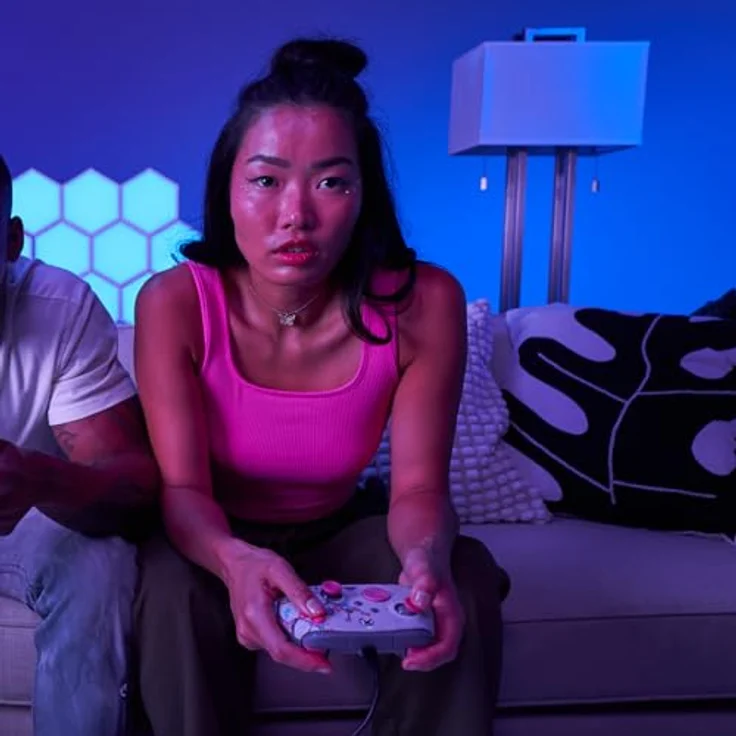 PDP Rematch - Blossom (Glow In Dark) Gamepad - Microsoft Xbox One, Xbox Series S, PC, Grau, Violett, programmierbare Rücktasten, Dual-Rumble-Motoren, integrierte Lautstärkeregler – Bild 10