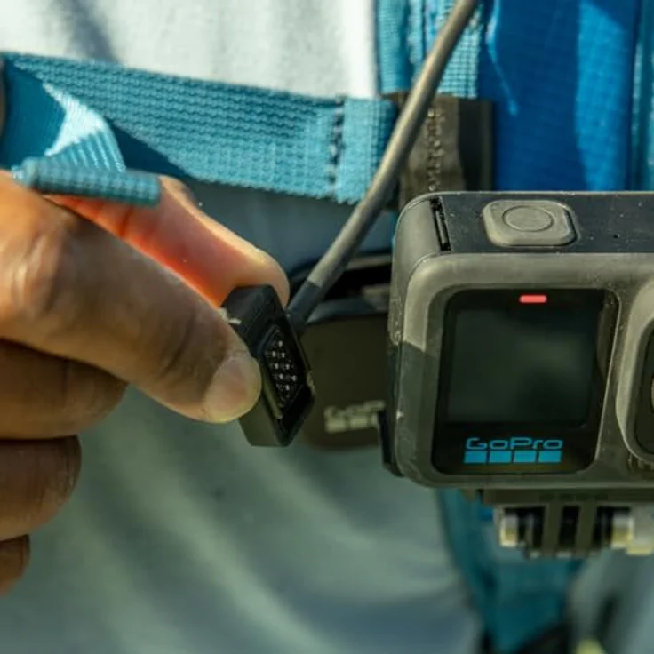 GoPro Contacto (Magnettür- und Stromkabel-Set) – Offizielles GoPro-Zubehör, für HERO13/12/11/10/9 Black Modelle, wasserdichte Klappe bis 10m, schnelles Aufladen per USB-C. – Bild 3