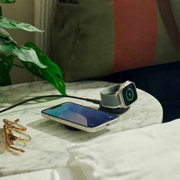 Twelve South Butterfly SE 2-in-1 Qi2 Reise-Ladegerät für iPhone, Airpods und Apple Watch Schwarz - Kabelloses Ladegerät für iPhone & Apple Watch mit zusammenklappbarem Design – Bild 3