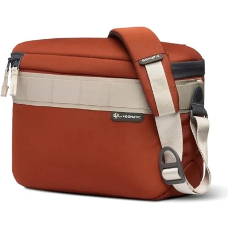 Gomatic Peter McKinnon Luma Camera Sling 9L | Kameratasche | Schneller Kamerazugriff | Modulare Innenaufteilung | Zusätzliche Aufbewahrung | Innovativer Schnellverschluss | Nahtlose Reiseintegration - Rust Red – Bild 1