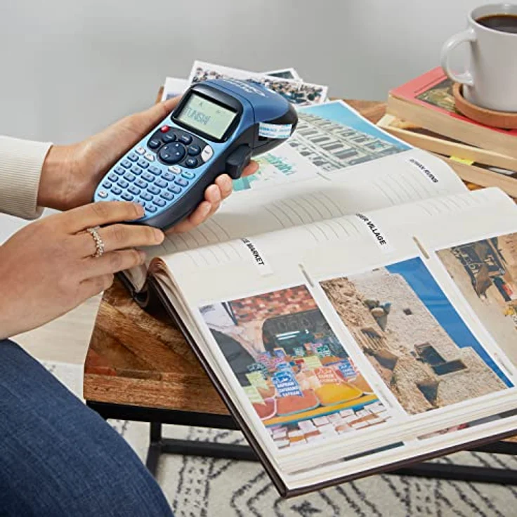 DYMO LetraTag LT-100H Beschriftungsgerät Handgerät | Tragbares Etikettiergerät mit ABC Tastatur | blau | Ideal fürs Büro oder zu Hause – Bild 3