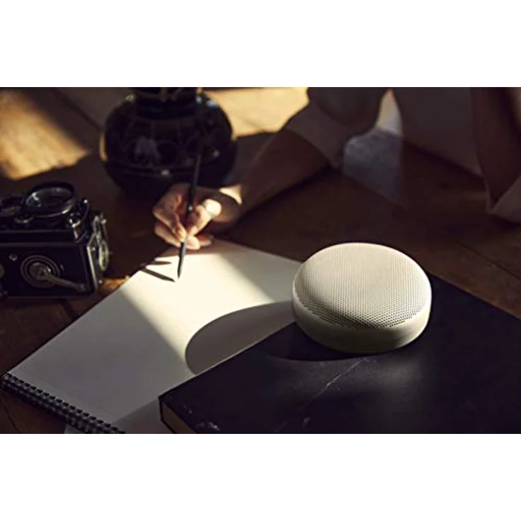 Bang & Olufsen Beosound A1 (2. Gen) – Kabelloser tragbarer IP67 wasserdichter Bluetooth-Lautsprecher mit 360° Sound + 3 Mikrofone, Alexa und USB-C Ladekabel, 18 Stunden Akkulaufzeit - Grey Mist – Bild 5