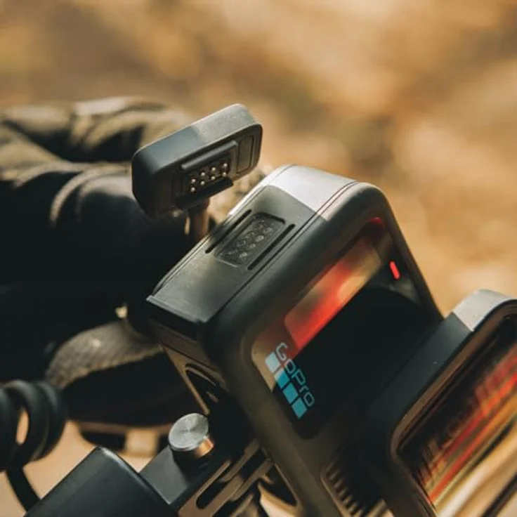 GoPro Contacto (Magnettür- und Stromkabel-Set) – Offizielles GoPro-Zubehör, für HERO13/12/11/10/9 Black Modelle, wasserdichte Klappe bis 10m, schnelles Aufladen per USB-C. – Bild 4