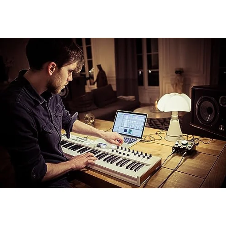 Arturia - KeyLab Essential 61 mk3 - MIDI Controller-Keyboard für die Musikproduktion - 61 Tasten, 9 Drehregler, 9 Fader, ein Modulationsrad, ein Pitch-Bend-Rad, 8 Pads - Weiß – Bild 4
