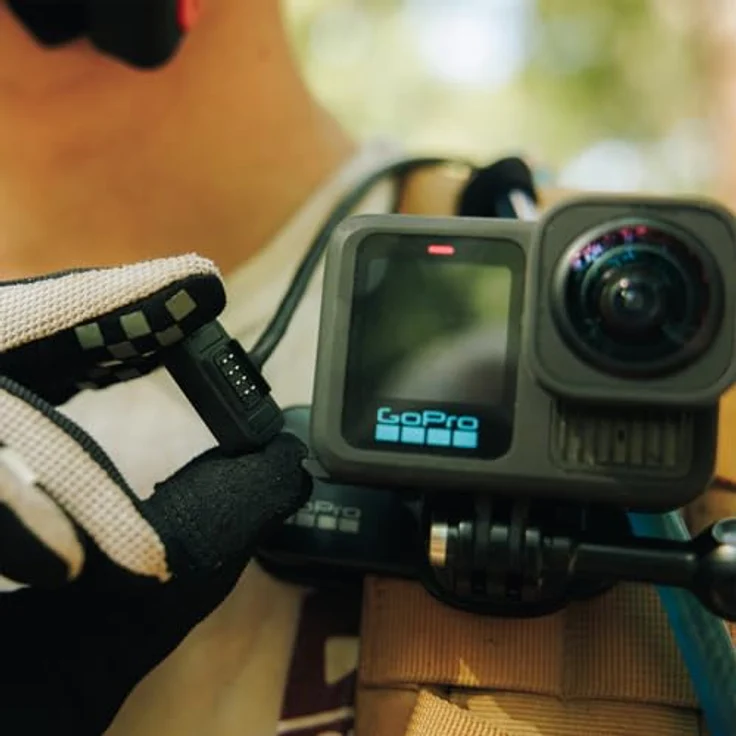 GoPro Contacto (Magnettür- und Stromkabel-Set) – Offizielles GoPro-Zubehör, für HERO13/12/11/10/9 Black Modelle, wasserdichte Klappe bis 10m, schnelles Aufladen per USB-C. – Bild 2