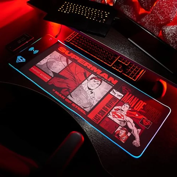 Numskull DC Comics Superman XL RGB Gaming-Mauspad mit 15W kabellosem Ladegerät, rutschfest, wasserabweisend, blau – Bild 2