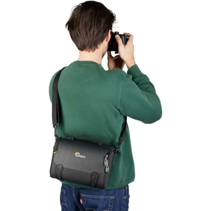 Lowepro Adventura SH 140 III, Camera Shoulder Bag with Adjustable/Removable Shoulder Strap, Bag for Mirrorless Camera, Compatible with Fujifilm Xt200, Canon M50 MII, EOS R10, Nikon Z50, Black – Bild 6