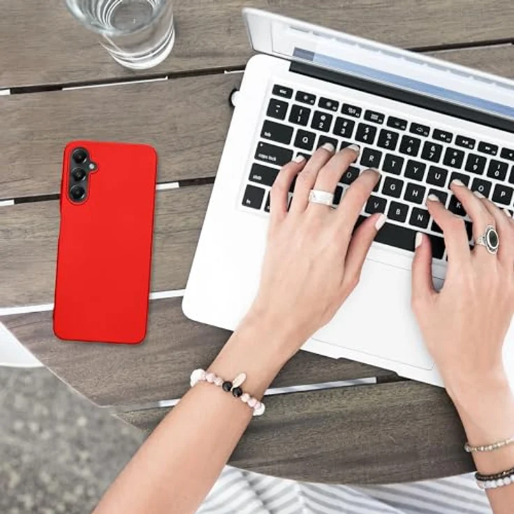 kwmobile Handyhülle für Samsung Galaxy A05s - Silikon Case mit metallischem Schimmer in Metallic Dunkelrot - flexible, rutschfeste Schutzhülle – Bild 5