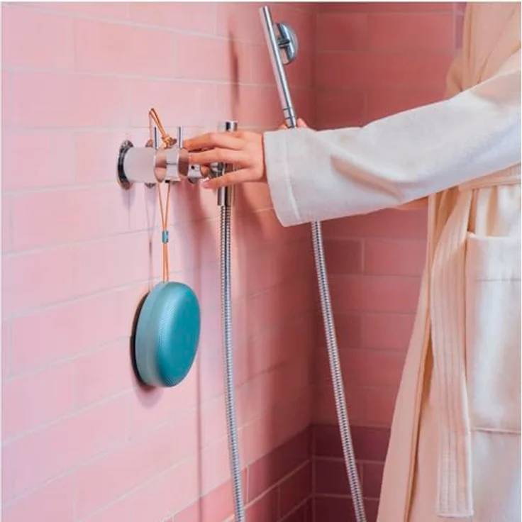 Bang & Olufsen Beosound A1 (3. Generation), Tragbarer wasserdichter Bluetooth-Lautsprecher mit 3 Mikrofonen und 24 Stunden Akkulaufzeit, Cradle-to-Cradle-zertifiziert - Eucalyptus Green – Bild 5