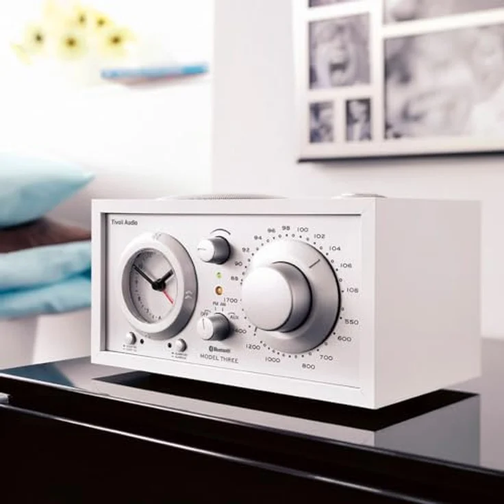 Tivoli Audio Model Three Bluetooth UKW-/MW-Radiowecker, AM/FM-Radio mit Weckerfunktion und USB-Aufladung, Weiß/Silver – Bild 5