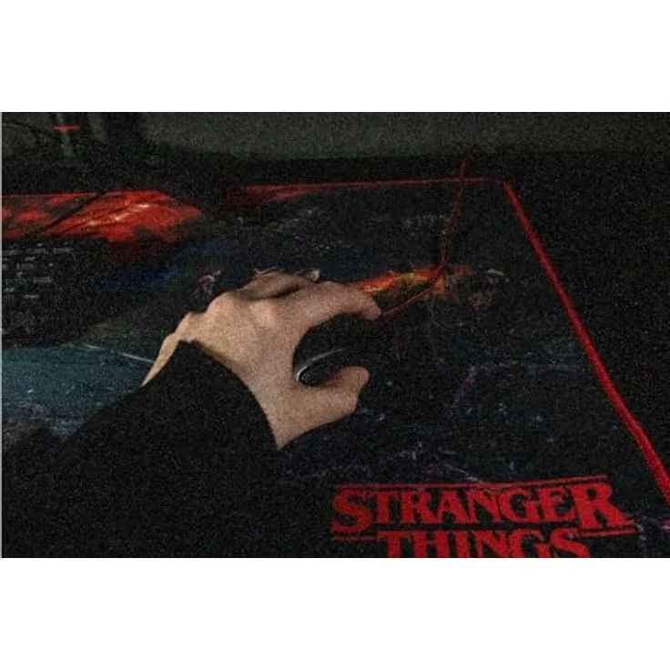 Konix Stranger Things XXL Mousepad Memories, rutschfeste Gummioberfläche, 90 x 46 cm, mehrfarbig – Bild 6