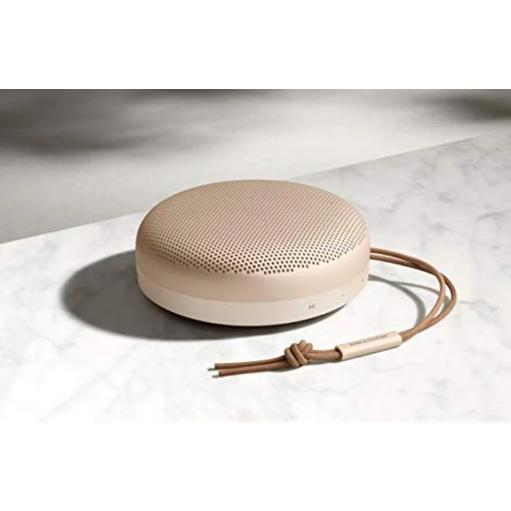 Bang & Olufsen Beosound A1 (2. Gen) – Kabelloser tragbarer IP67 wasserdichter Bluetooth-Lautsprecher mit 360° Sound + 3 Mikrofone, Alexa und USB-C Ladekabel, 18 Stunden Akkulaufzeit - Gold – Bild 4