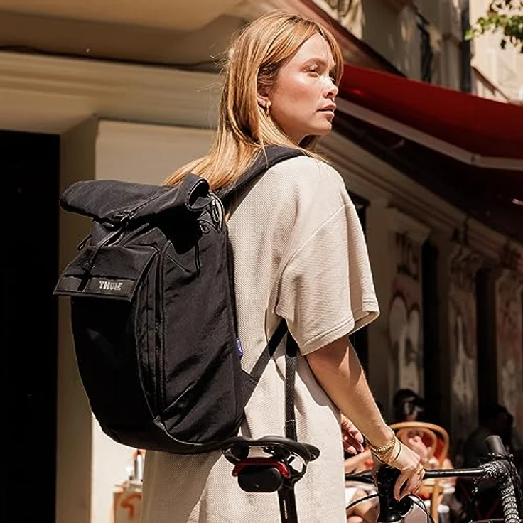 Thule Paramount Laptop-Rucksack 27L, schwarz, für Laptops bis 17 Zoll, wasserabweisend mit Rolltop-Verschluss und organisierten Fächern – Bild 2