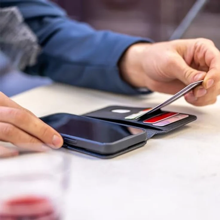 SP CONNECT Magnetic Flip Cover M | Rundumschutz, 4 Kartenfächer, RFID-Schutz für Smartphones bis 6,1 Zoll – Bild 4