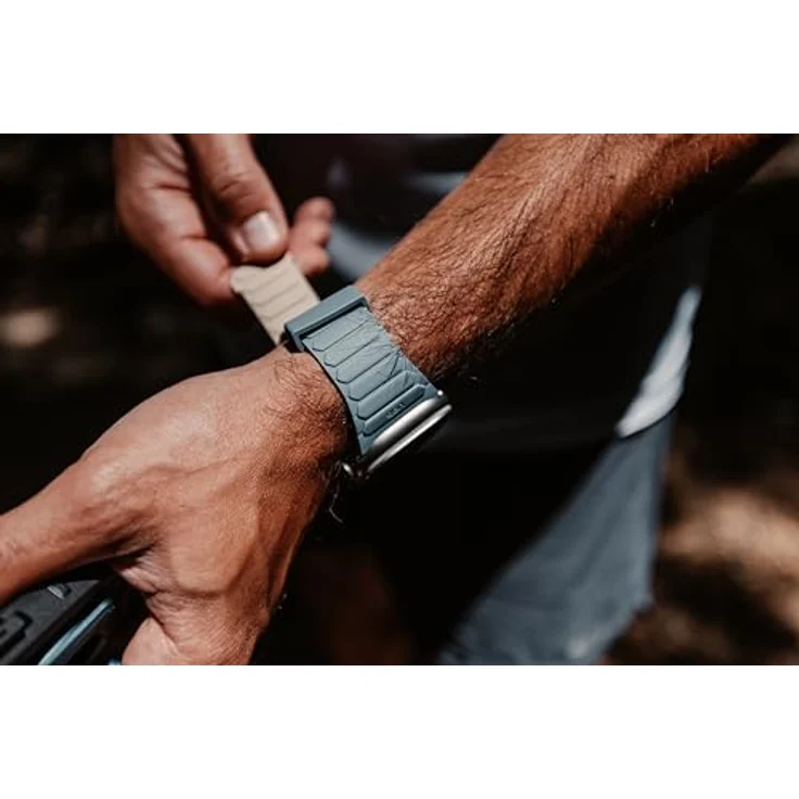URBAN ARMOR GEAR Pathfinder Armband für Apple Watch 49mm/46mm/45mm/44mm/42mm, wendbares magnetisches Silikon Glieder-Armband in Olive/Rust, kompatibel mit Ultra 2, Ultra, SE und Series 10/9/8/7/6/5/4/3/2/1 – Bild 3