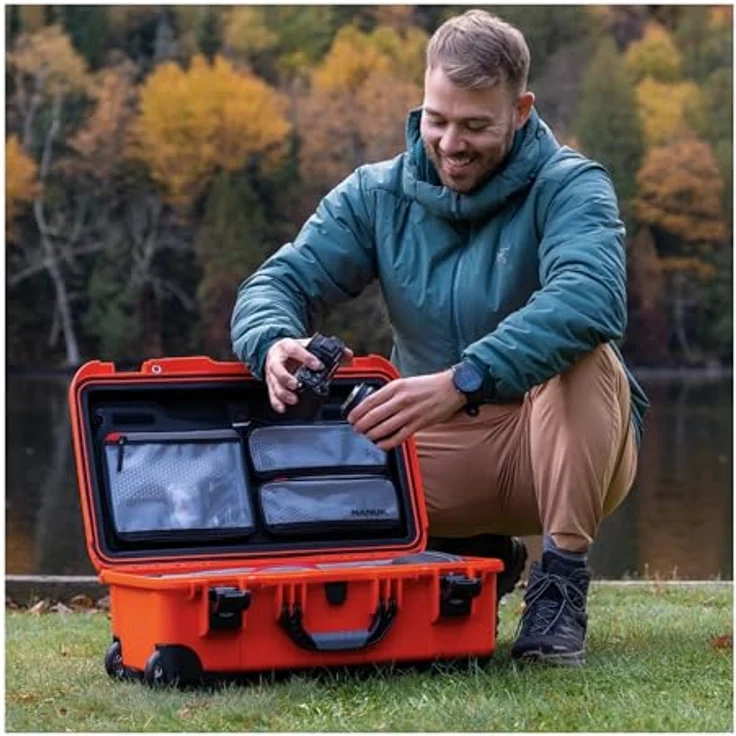 NANUK 935 Pro Photo Kit, wasserdichter Hartschalenkoffer für Kameras mit gepolsterten Trennwänden und Rollen, 56 x 36 x 23 cm, staubdicht und stoßfest, Handgepäck, Rot – Bild 2