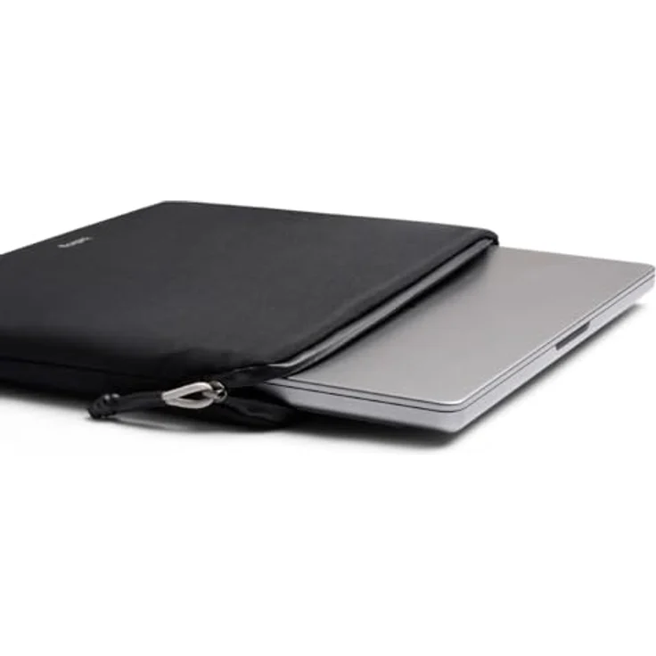Bellroy Lite Laptop Sleeve (14"), minimalistische Notebooktasche aus wasserabweisendem Material, Schwarz – Bild 2