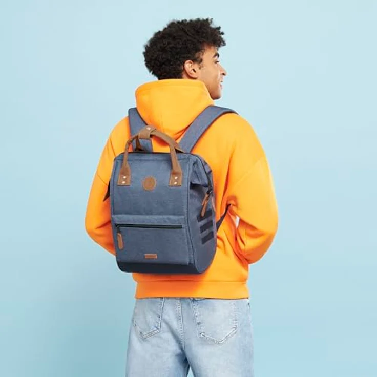 Cabaïa Adventurer Rucksack Paris Medium 18L, wasserabweisend, Laptopfach bis 13 Zoll, 2 Vordertaschen, vegan zertifiziert, Blau – Bild 2