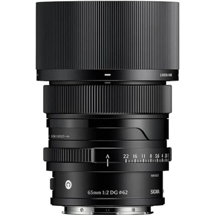 SIGMA 65mm f/2 DG Noir Contemporary, Objektiv für Sony E mit front- und rückseitigen Abdeckungen sowie Sonnenblende