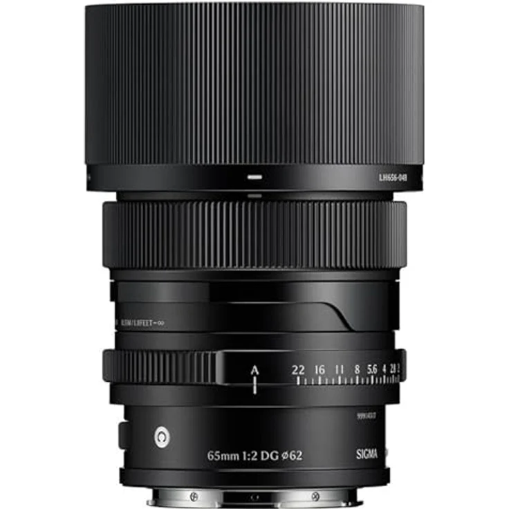 SIGMA 65mm f/2 DG Noir Contemporary, Objektiv für Sony E mit front- und rückseitigen Abdeckungen sowie Sonnenblende – Bild 1
