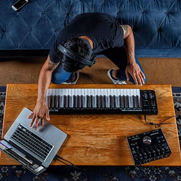 M-Audio Keystation 49 MKIII - Kompakter 49-Tasten MIDI Keyboard Controller mit zuweisbaren Reglern, Pitch- Modulation Rädern, Plug-And-Play (Mac-PC) Konnektivität und Software Production Suite – Bild 2