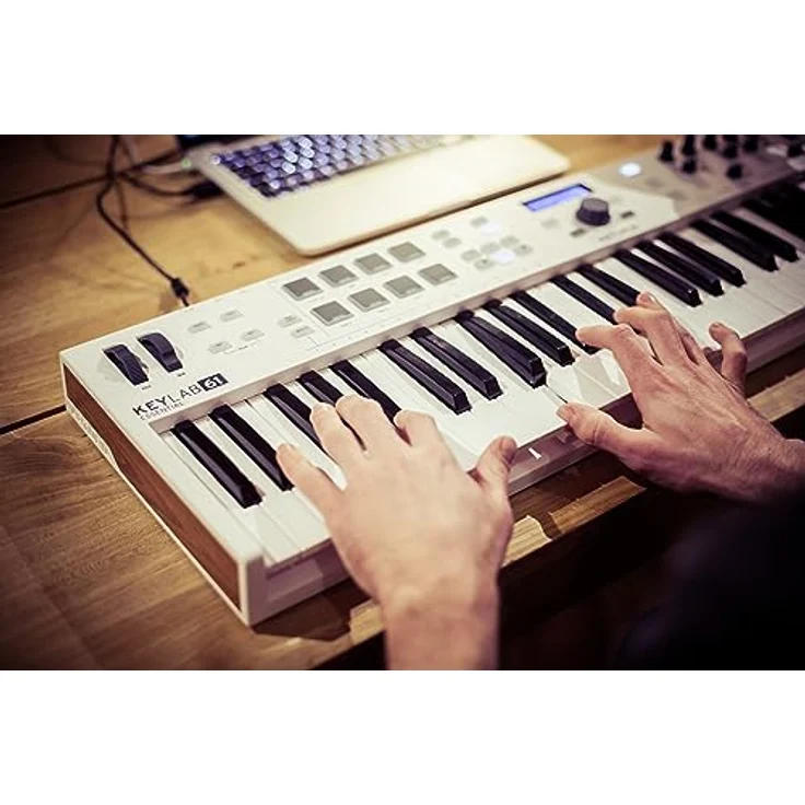 Arturia - KeyLab Essential 61 mk3 - MIDI Controller-Keyboard für die Musikproduktion - 61 Tasten, 9 Drehregler, 9 Fader, ein Modulationsrad, ein Pitch-Bend-Rad, 8 Pads - Weiß – Bild 5