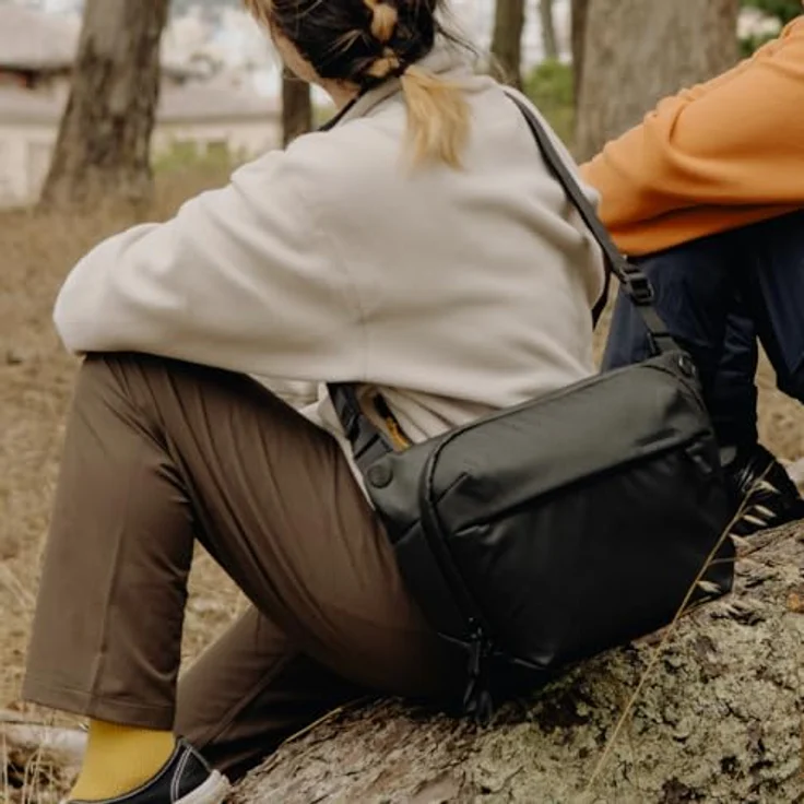 Peak Design Everyday Sling 6L, Kameratasche für spiegellose Kameras und DSLRs, schwarz, 100% recyceltes Material, Platz für Tablet – Bild 6