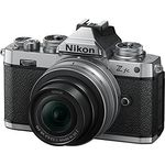 Nikon Z fc KIT Z DX 16-50 mm 1:3.5-6.3 VR Silver Edition (20.9 MP, OLED-Sucher mit 2.36 Millionen Bildpunkten, 11 Bilder pro Sekunde, Hybrid AF mit Fokus-Assistent, ISO 100-51.200, 4K UHD-Video)