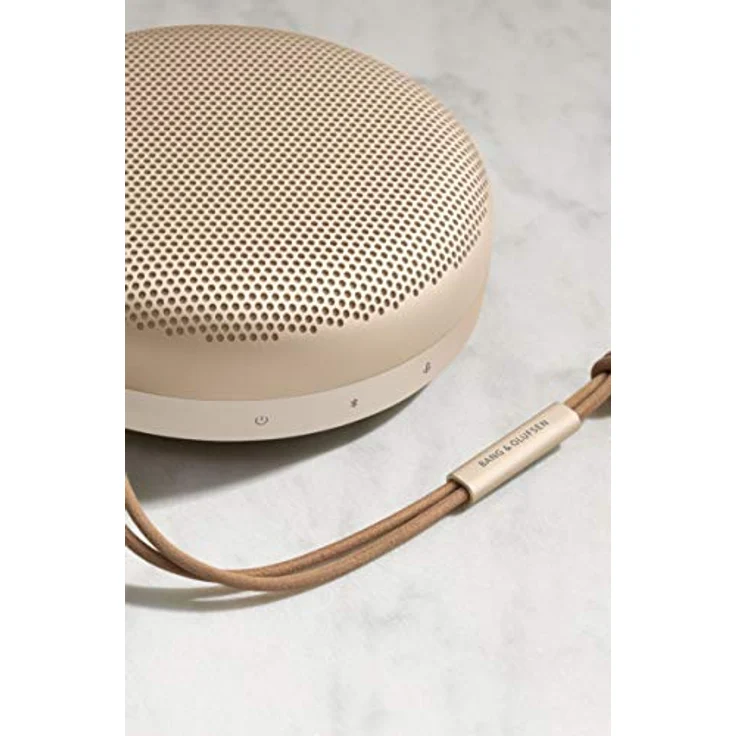 Bang & Olufsen Beosound A1 (2. Gen) – Kabelloser tragbarer IP67 wasserdichter Bluetooth-Lautsprecher mit 360° Sound + 3 Mikrofone, Alexa und USB-C Ladekabel, 18 Stunden Akkulaufzeit - Gold – Bild 3