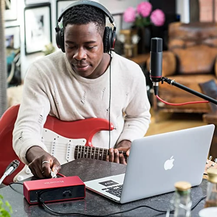 Focusrite Scarlett 2i2 Studio 3. Gen USB Audio-Interface-Bundle für Komponisten mit Kondensatormikrofon, Kopfhörern für Aufnahmen, Streaming & Podcasting, Rot – Bild 4