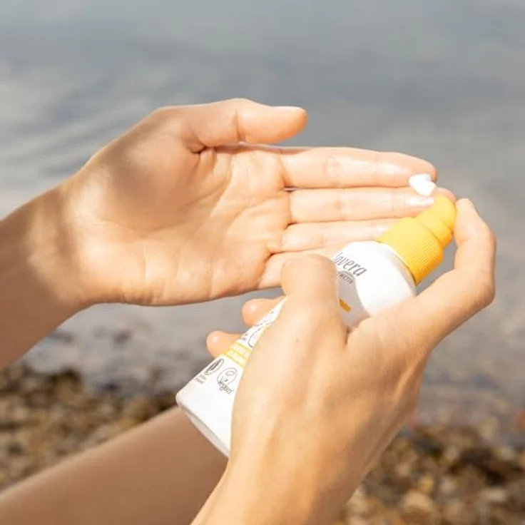 lavera Sonnenlotion Sensitiv, LSF 30, 100 ml - Mineralischer Sofortschutz ohne Weißeln, mit Zinkoxid, wasserfest – Bild 4