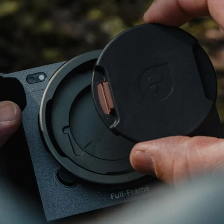 PolarPro Defender Gehäusekappe für Sony E-Mount, robustes 6061-Aluminium-Design in Wald mit verstecktem Speicher für AirTag, SD-Karte oder CFexpress A-Karte – Bild 4