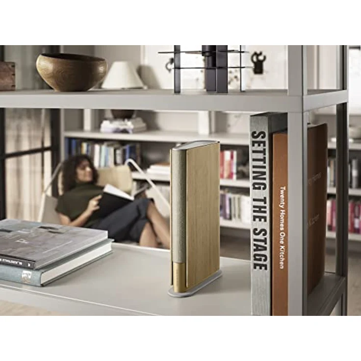 Bang & Olufsen Beosound Emerge - Kompakter schlanker kabelloser Heim-Lautsprecher für das Regal mit Bluetooth, WiFi und Active Room Compensation - Gold Tone/Light Oak – Bild 5