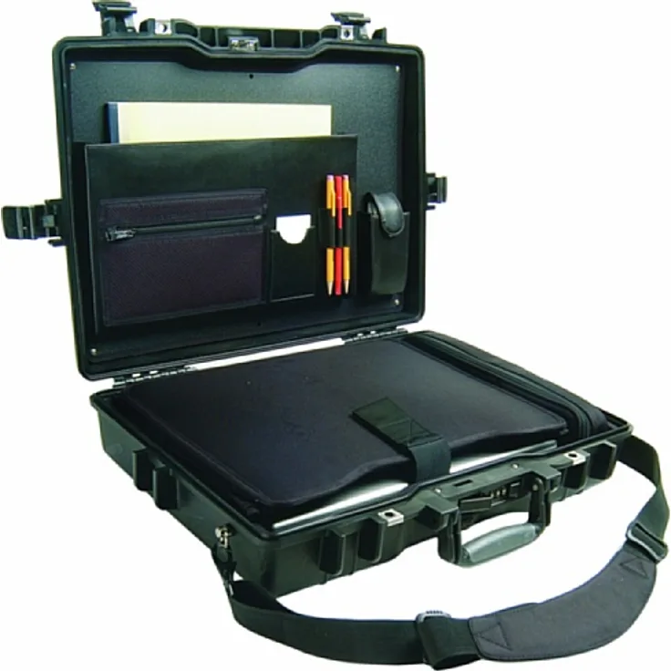 PELI 1495 Stoßfester Laptopkoffer, IP67 Wasser- und Staubdicht, 15L Volumen, Hergestellt in den USA, Mit Schaumstoffeinlage (Anpassbar), Schwarz