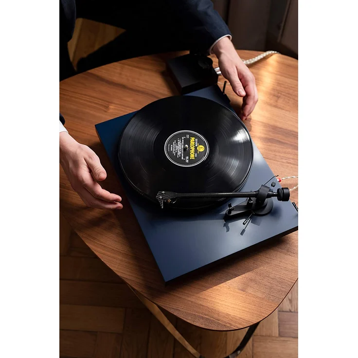 Pro-Ject Debut Carbon EVO Manueller Plattenspieler mit Riemenantrieb inkl. Schutzhaube satin blau – Bild 8