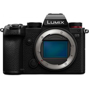 Bild für Panasonic Lumix DC-S5 Vollformat-Systemkamera (24,2 MP, 4K/60 fps Video, 5-Axchsen-Gehäusestabilisierung, 3 Zoll Touch-Display, High-Speed Autofokus, OLED-Sucher)