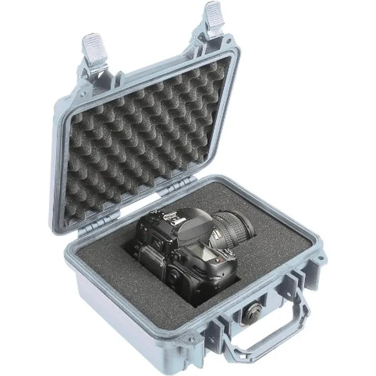 PELI 1200 Wasserdichter Koffer für Professionelle Kameraausrüstung, IP67 Wasser- und Staubdicht, 4L Volumen, Hergestellt in den USA, Mit Schaumstoffeinlage (Anpassbar), Silber