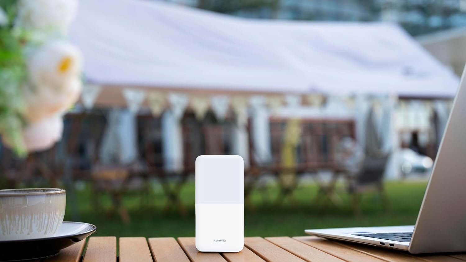 Huawei Modem E5586-326 Mobiler 4G WiFi Hotspot 1500mAh Akku Weiß - Modell 2024 - Bis zu 16 Benutzer gleichzeitig, DL 195 Mbit/s, UL 103 Mbit/s