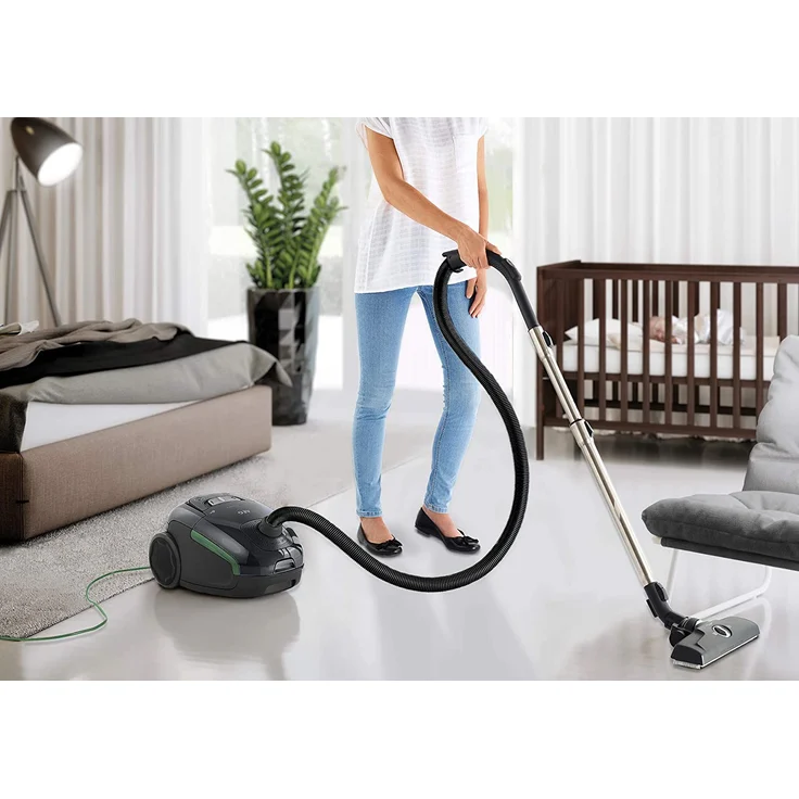 AEG VX8-2-ÖKO Staubsauger mit Beutel (55% Recyclingmaterial, inkl. Zusatzdüsen, 600 W, nur 64 dB(A), 12 m Aktionsradius, 3,5 l Staubbeutelvolumen, ERGO-Handgriff, Hygiene Filter, schwarz-grün) – Bild 6