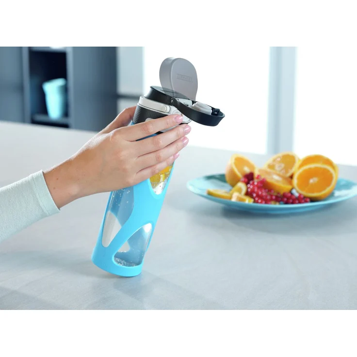 Leifheit Glasflasche Flip 600ml, 100% dichte Sportflasche, praktisches Öffnen mit einer Hand, Trinkflasche mit Filter für Fruchteinsatz, nachhaltige Wasserflasche, BPA frei, stoßfest, blau – Bild 4